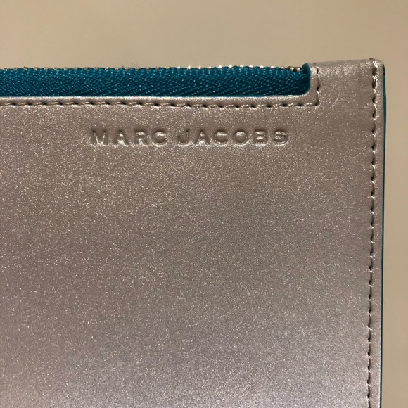 Marc Jacobs Silver Zip Pouch *NEW, NEVER USED* - Picture 3 of 3